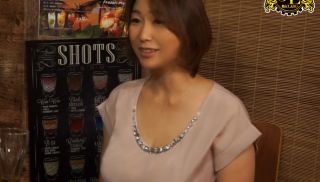 [MEKO-123] - JAV Online - \"Why Are You Trying To Get An Old Lady Like Me D***k?\" This Izakaya Bar Was Filled With Young Men And Women Having Fun, But We Decided To Pick Up This Mature Woman D***king By Herself And Took Her Home! This Amateur Housewife Was Filled With Lust And Loneliness But Her Dry And Desolate Body Was Wet And Dripping And Ready For Fucking!! vol. 34